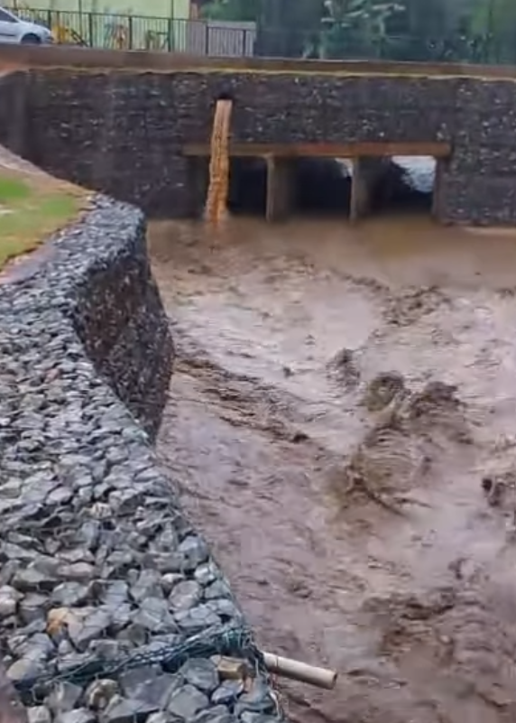 Bacia de contenção funciona como previsto e evita alagamentos.