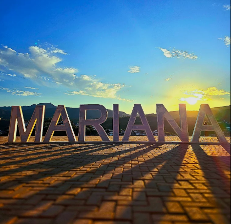 Percurso de 6 km e vista privilegiada A edição final do ano levará os participantes para uma caminhada leve, indicada para diferentes faixas etárias e níveis de condicionamento físico. O trajeto inclui áreas de mata, trechos abertos e uma vista panorâmica que tem sido destaque entre os aventureiros que já participaram das edições anteriores do projeto. Inscrições limitadas As vagas para a atividade são limitadas e podem ser feitas por meio do formulário disponível na bio dos canais oficiais da Prefeitura. Por se tratar da última trilha de 2025, a expectativa é de alta procura. Orientações aos participantes A organização reforça algumas recomendações importantes: utilizar roupas confortáveis; levar água e protetor solar; usar tênis apropriado para caminhada; seguir as orientações da equipe de apoio durante todo o trajeto. A saída será coordenada pela equipe técnica da Secretaria de Meio Ambiente, que acompanhará o grupo até o ponto final da trilha. Retorno confirmado em 2026 O Mariana Aventura foi um dos programas com maior adesão durante o ano, reunindo moradores e visitantes em trilhas ecológicas pela cidade. Com o encerramento desta edição, a Prefeitura já confirmou que o projeto retorna em 2026 com novos roteiros e experiências ao ar livre.