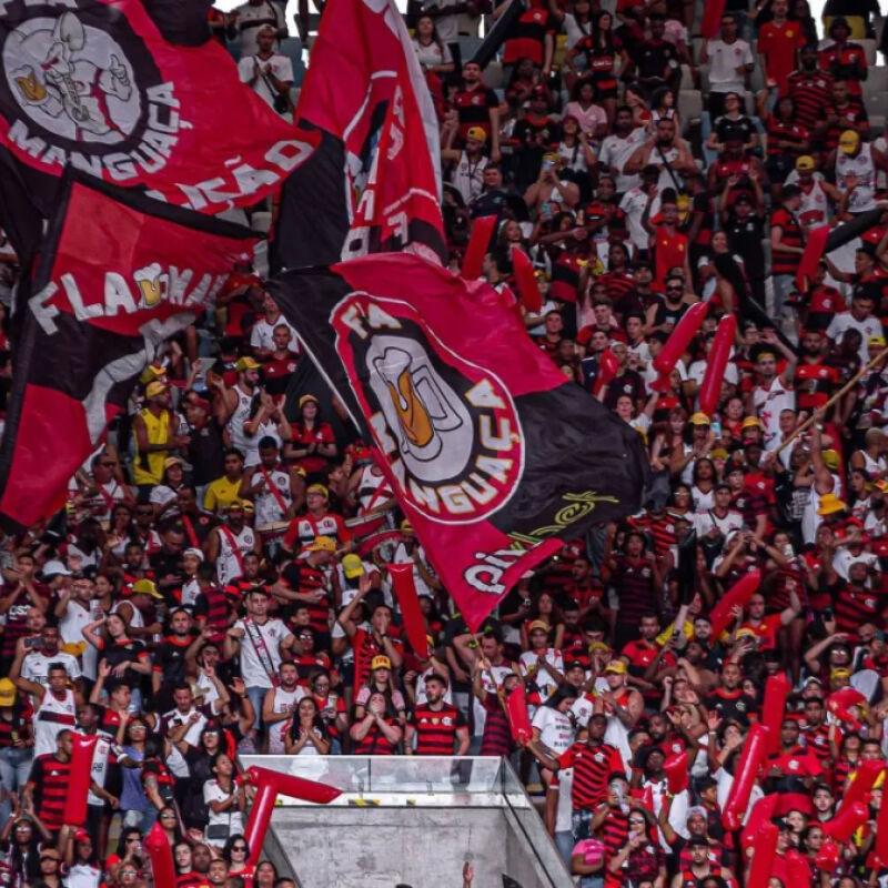 Flamengo celebra título ao bater o Ceará no Maracanã.