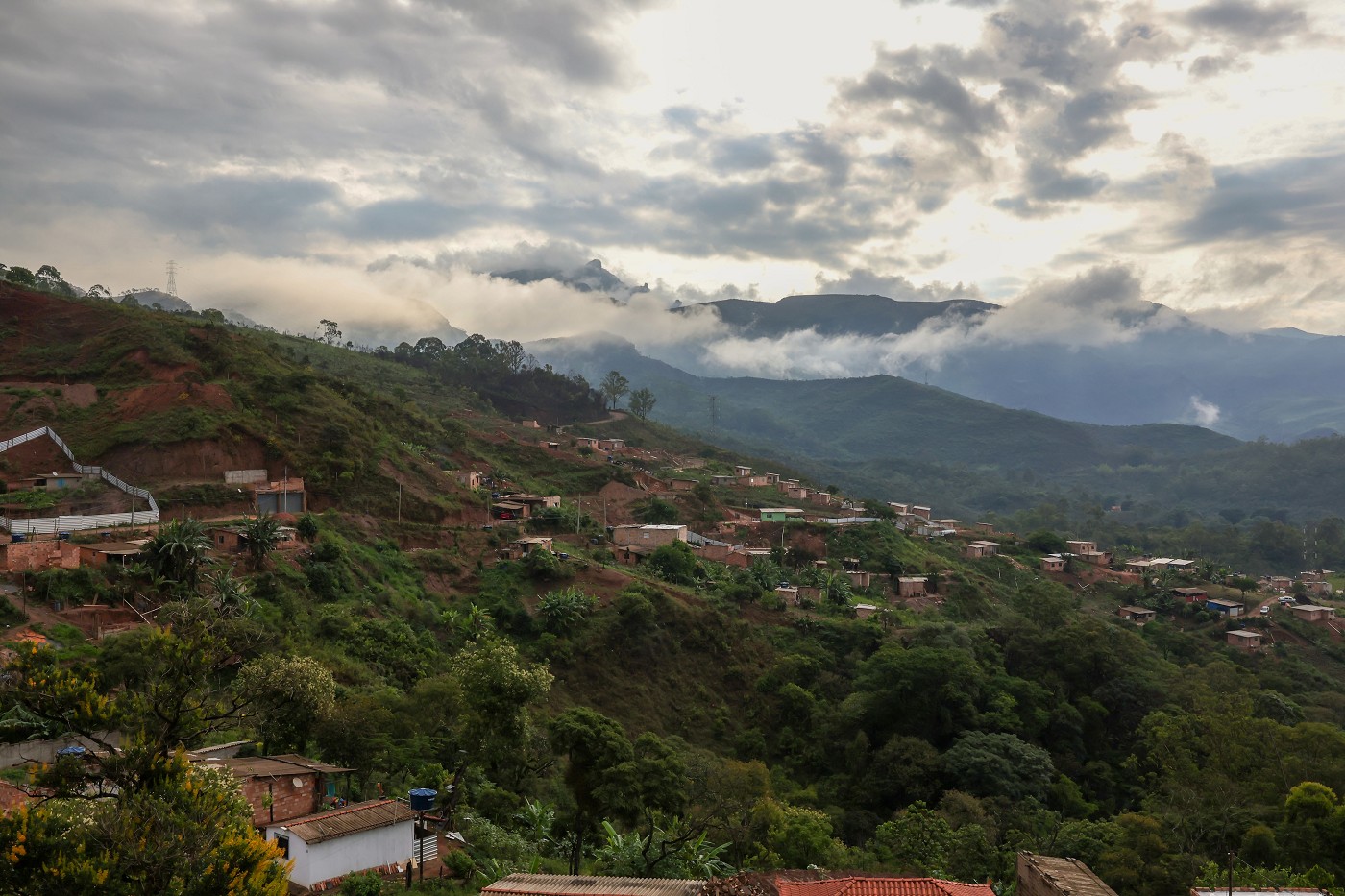 Tribunal interrompe despejo em área ocupada e impõe revisão de ação em Mariana