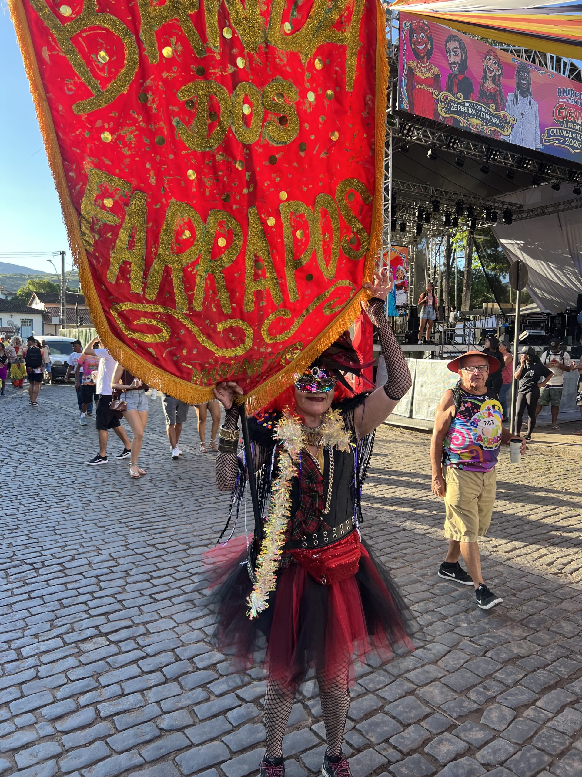 Sábado de Carnaval reúne blocos e shows e leva multidão às ruas de Mariana