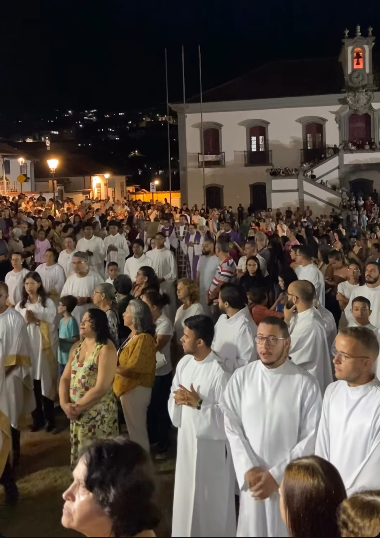 Praça Minas Gerais reúne fiéis na abertura da Quaresma em Mariana