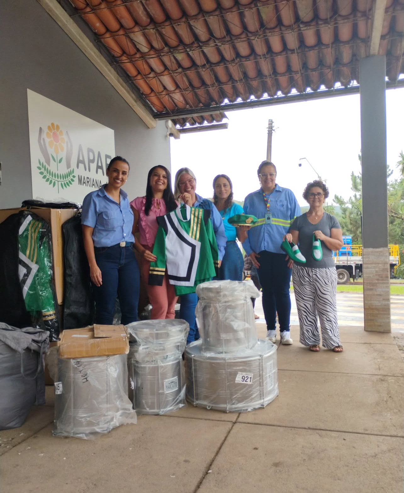 APAE de Mariana recebe doação de uniformes e instrumentos para fanfarra