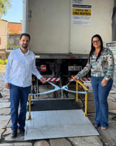 Prefeito Juliano Duarte e a secretária de Saúde,