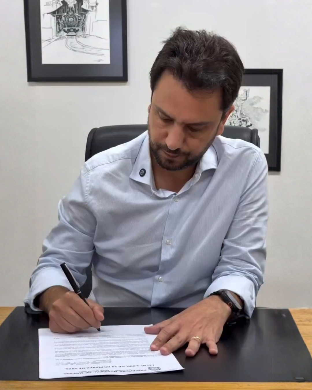 Juliano Duarte sanciona lei que garante prioridade a mães de crianças neurodiversas em Mariana