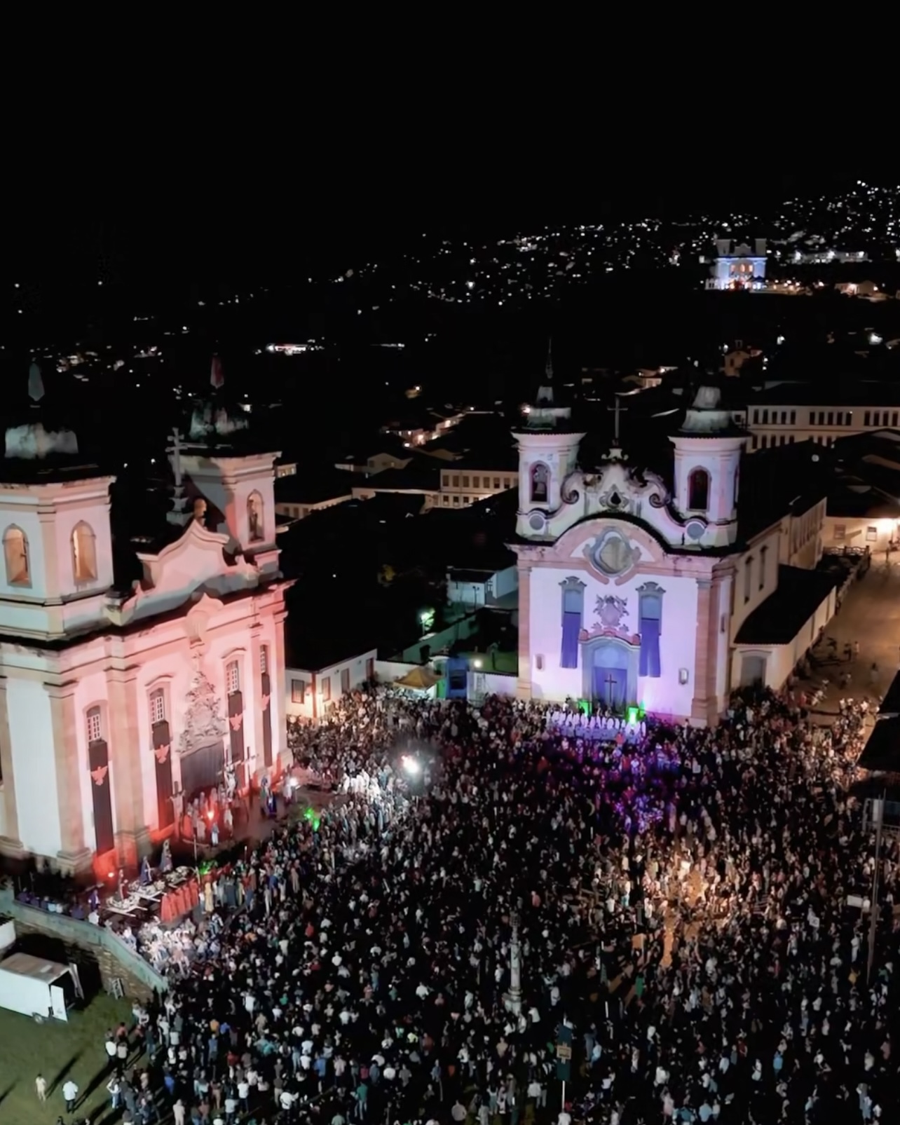 Multidão de fiéis acompanha Descendimento da Cruz e Procissão do Enterro em Mariana