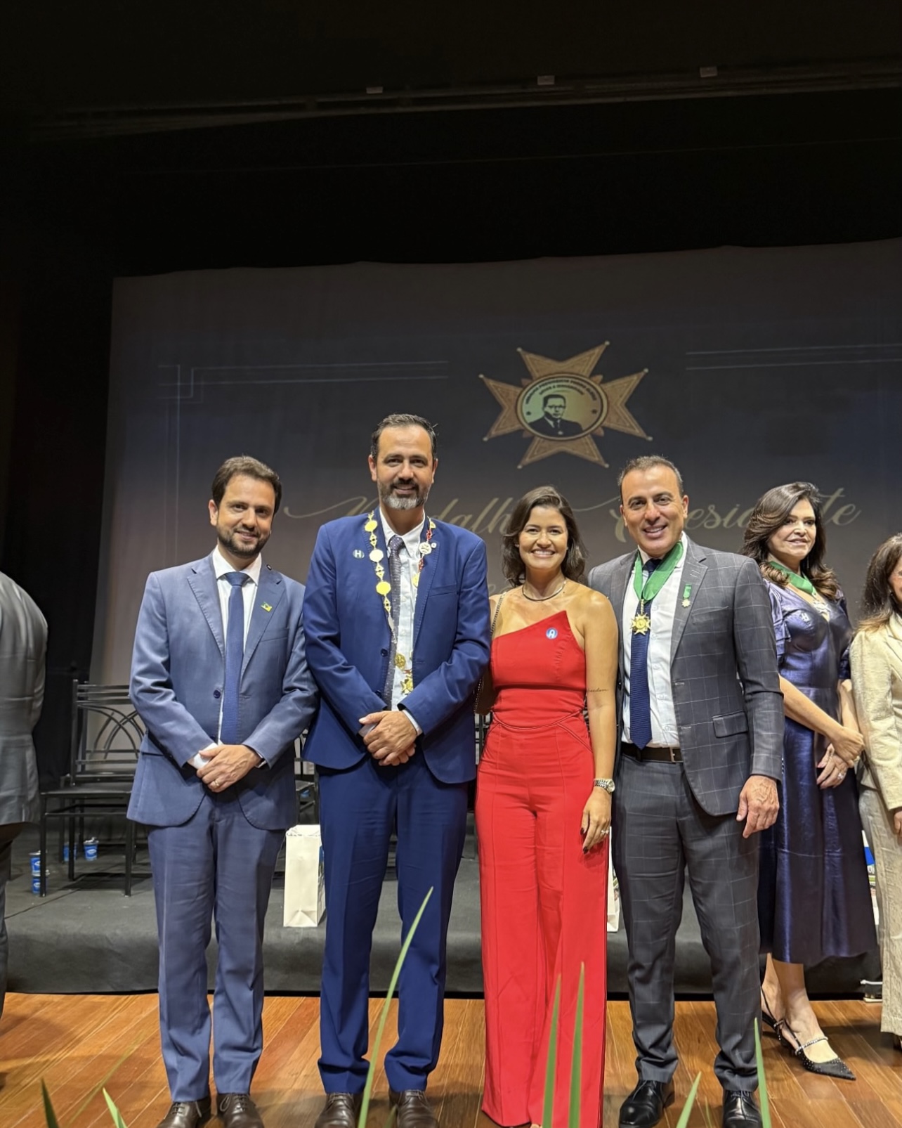 Mariana entrega Medalha Presidente Pedro Aleixo e reúne autoridades em cerimônia no Cineteatro