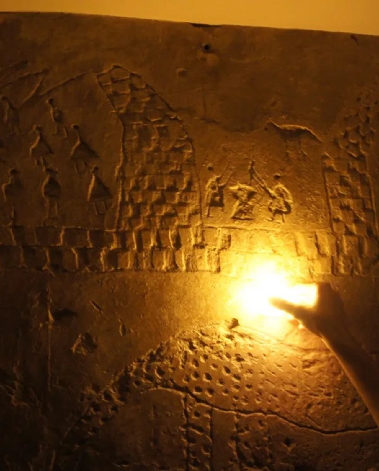 Porão de casarão em Ouro Preto revela grafismos da escravidão no Brasil colonial