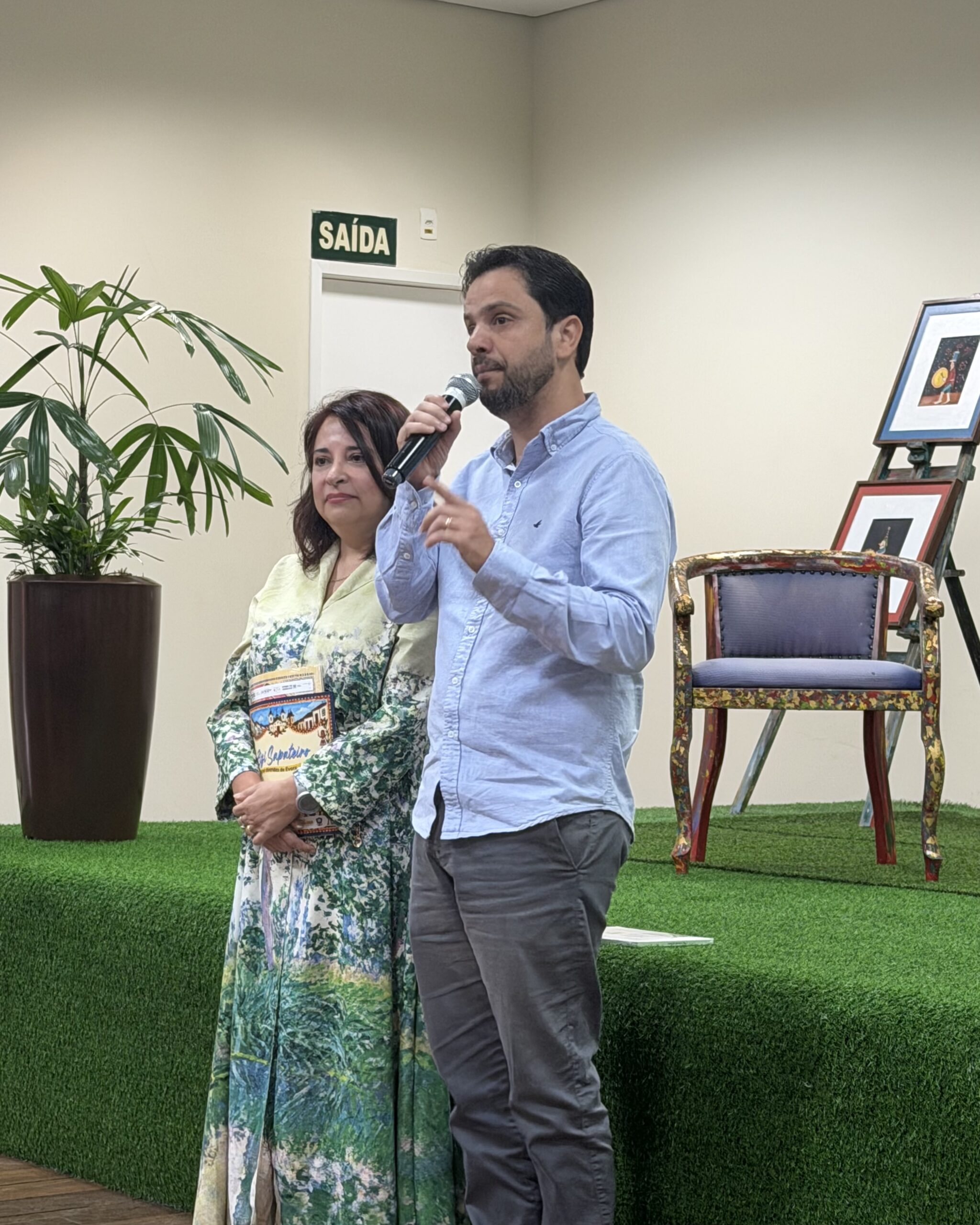 FLIMARI abre quarta edição com homenagem a Zizi Sapateiro e anúncio de investimentos na educação