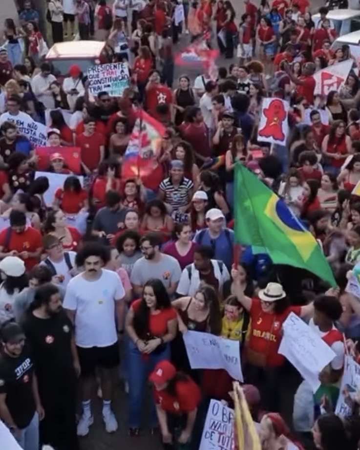 Estudantes vão às ruas de Ouro Preto em ato pela democracia e apoio a Lula